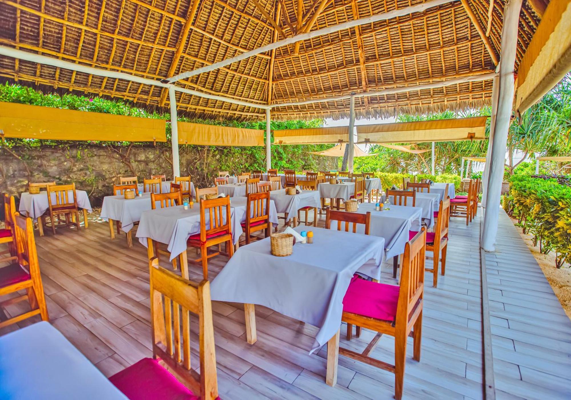Ahg Sun Bay Mlilile Beach Hotel Матемве Экстерьер фото