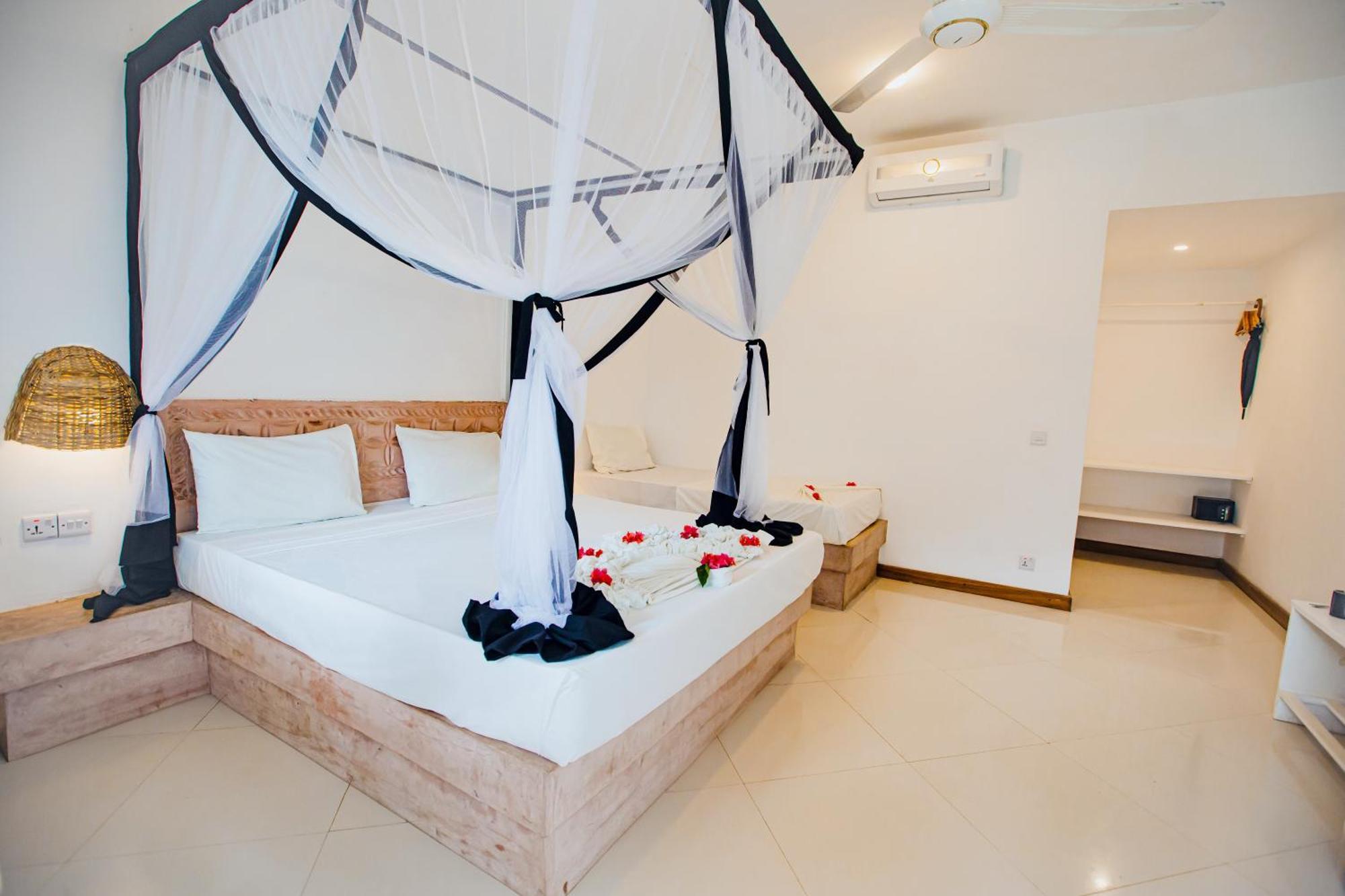 Ahg Sun Bay Mlilile Beach Hotel Матемве Экстерьер фото