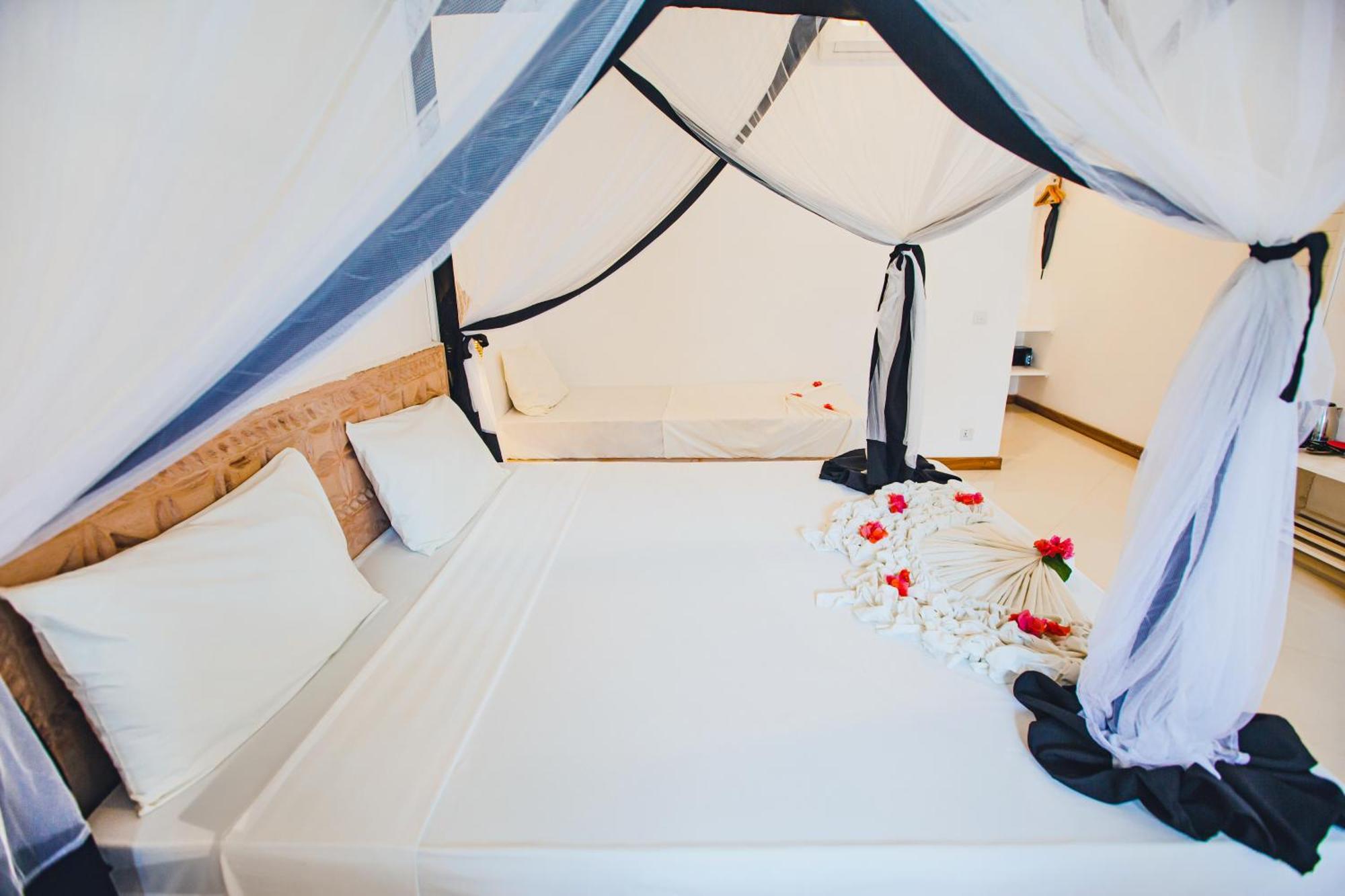 Ahg Sun Bay Mlilile Beach Hotel Матемве Экстерьер фото
