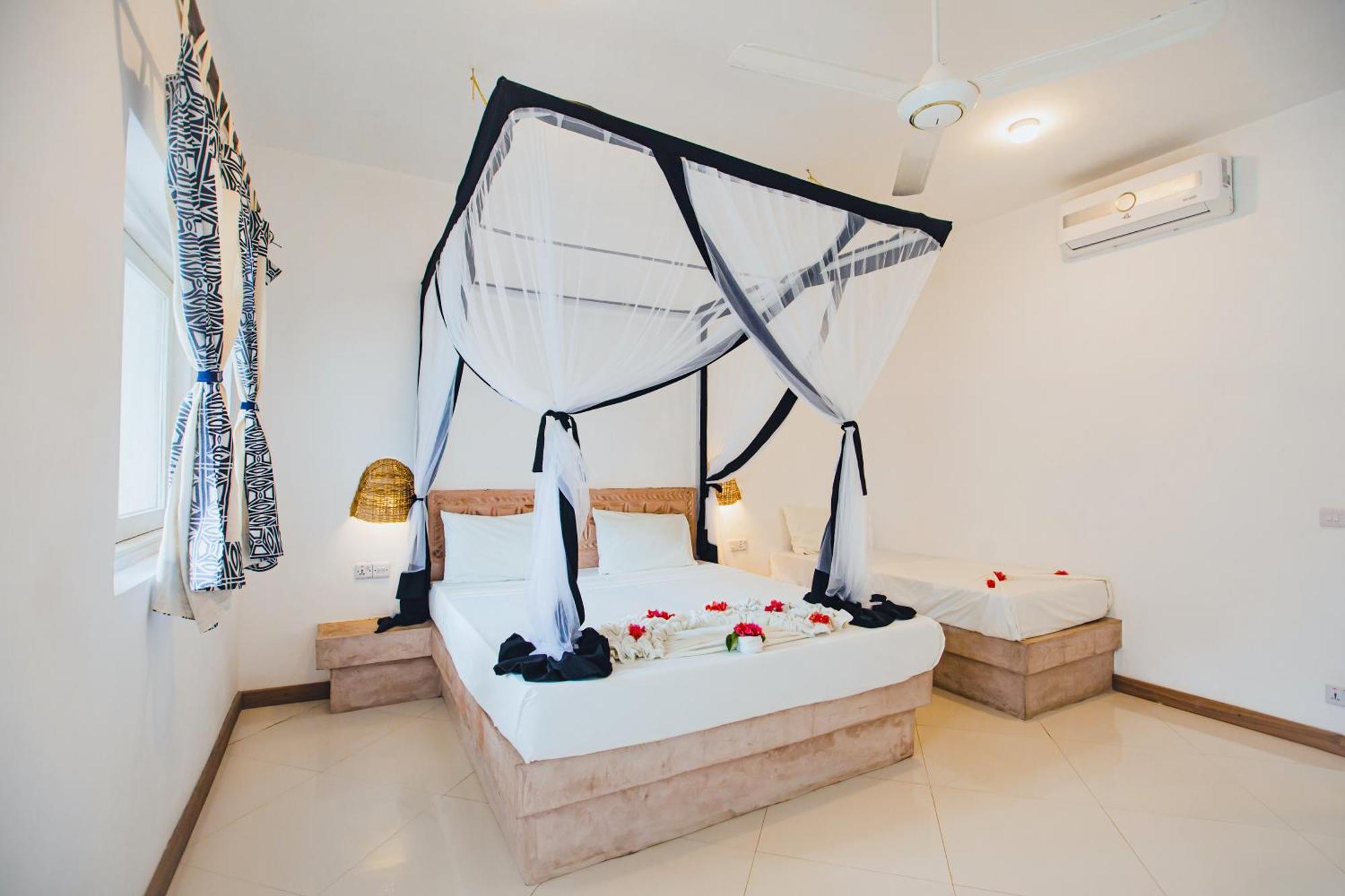 Ahg Sun Bay Mlilile Beach Hotel Матемве Экстерьер фото