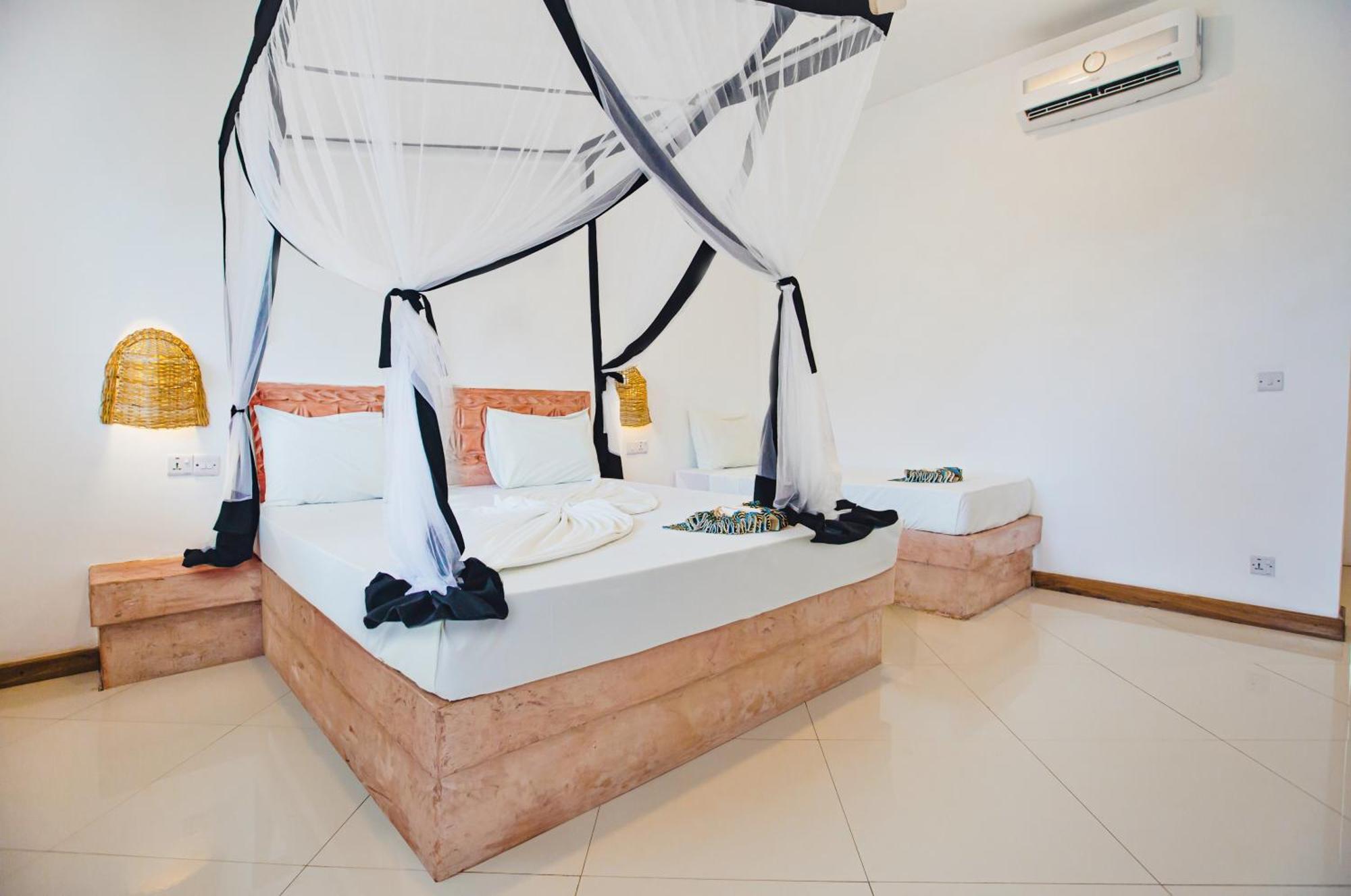 Ahg Sun Bay Mlilile Beach Hotel Матемве Экстерьер фото